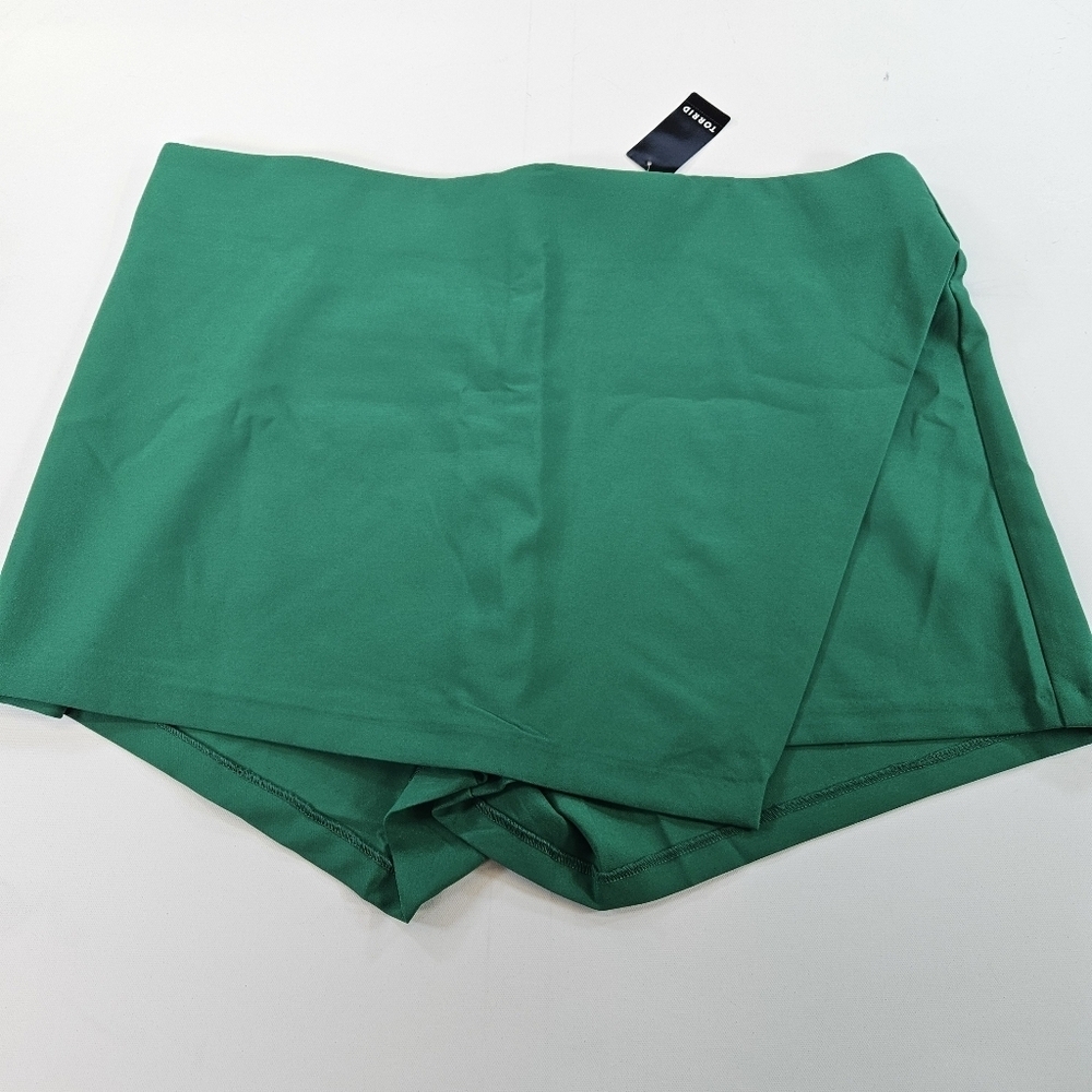 Torrid 3.5" Pull-On Studio Refined Crepe Asymmetrical 3X NWT Green 22 - 24